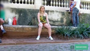 Blonde exhibited on the streets of São Paulo, goes to the subway and shows Pussy, and friend makes blowjob inside the station.